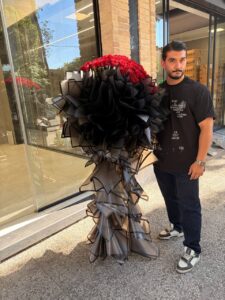 دسته گل بزرگ برای سورپرایز تولد با تم مشکی و قرمز