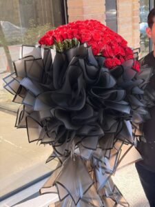 نمونه دسته گل بزرگ قرمز و مشکی برای سورپرایز تولد و سالگرد ازدواج