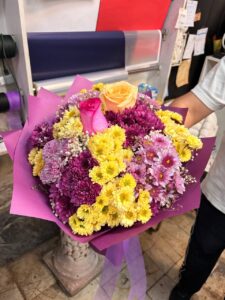 دسته گل زرد و بنفش سورپرایز تولد